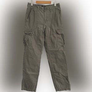 Low-Mid waisted army green cargo pants!